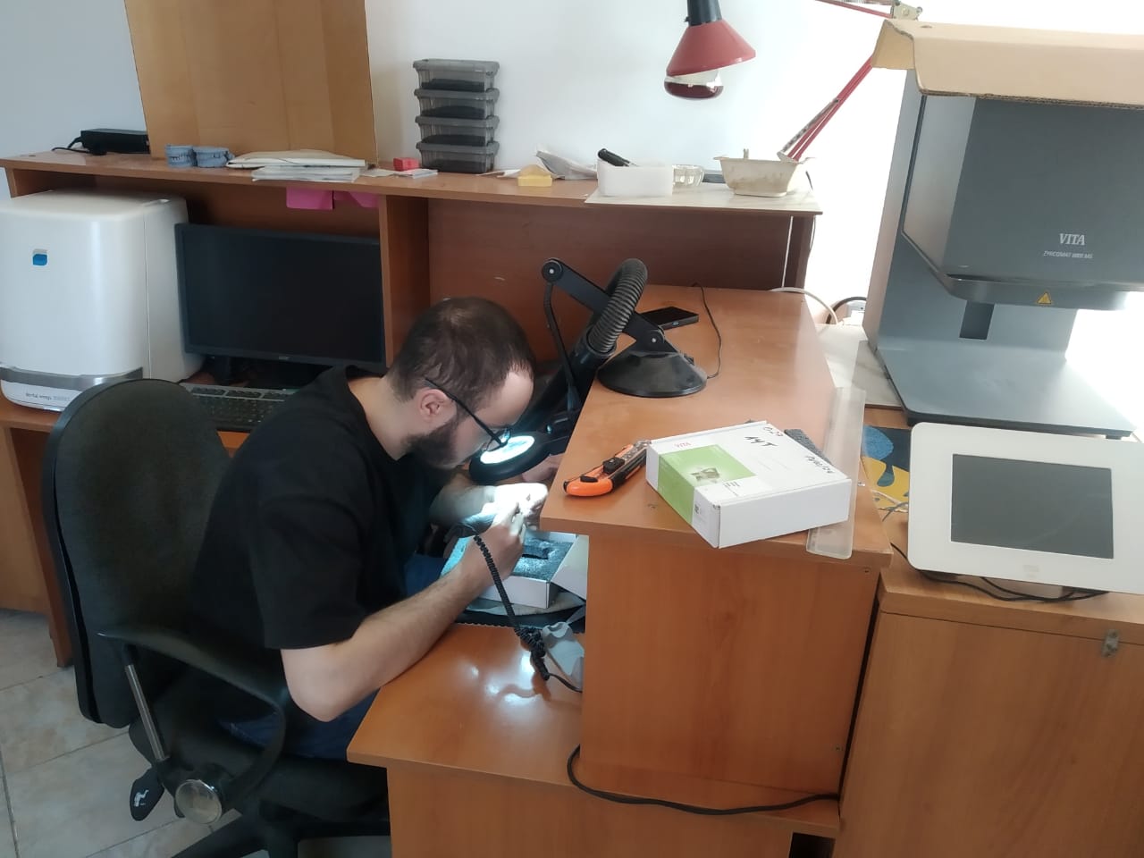 Concentré et appliqué à l'atelier